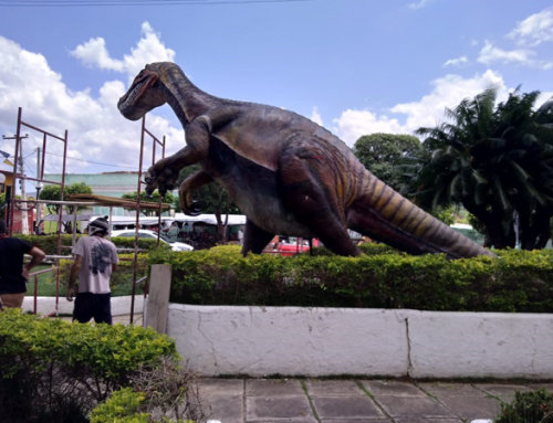 Primeira praça temática de Santana do Cariri recebe réplicas de dinossauros